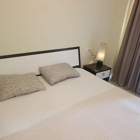 Pta - Spacious 2 - Balcony Apartment Tirana